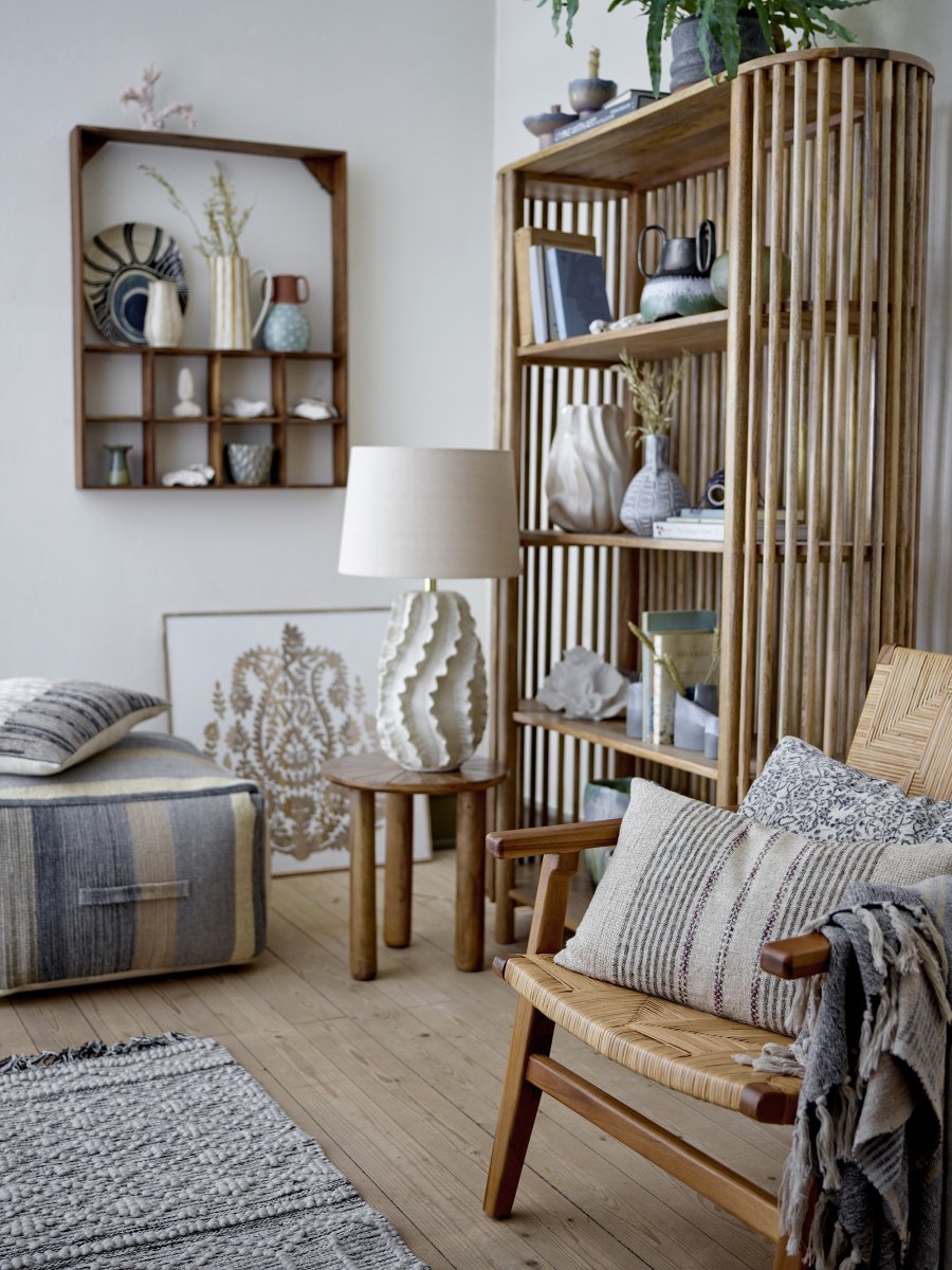 Natika 64cm Beige bordlampe Fra Bloomingville - Lampefoten er h&aring;ndlaget i terrakotta og designet med inspirasjon fra sj&oslash;koraller, malt i en lys, naturlig tone som gir en myk og organisk f&oslash;lelse.