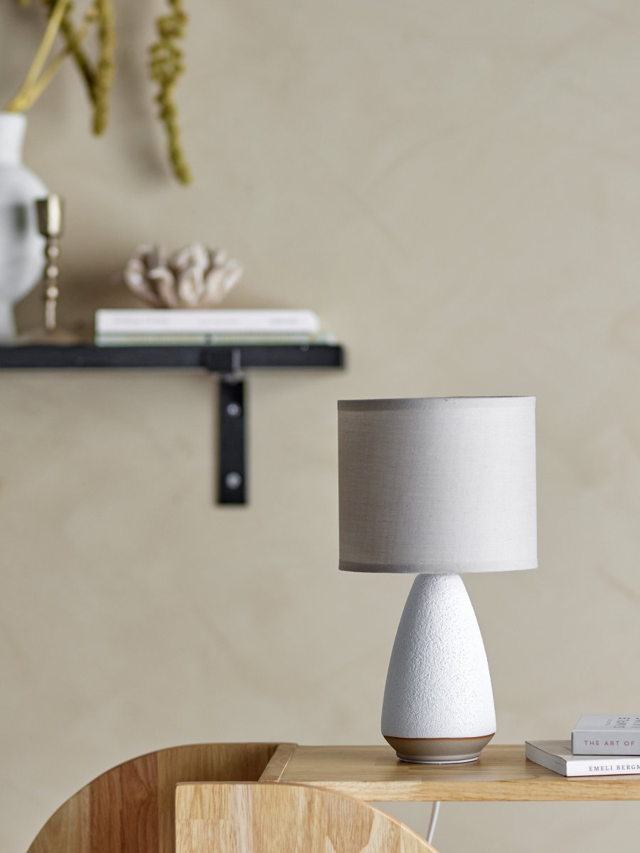 Paprica 28cm Hvit bordlampe Fra Bloomingville - Perfekt &aring; plassere i en bokhylle, p&aring; en hylle eller som en liten nattlampe ved sengen &ndash; en dekorativ detalj som sprer et behagelig lys og mye personlighet til tross for sin lille st&oslash;rrelse.