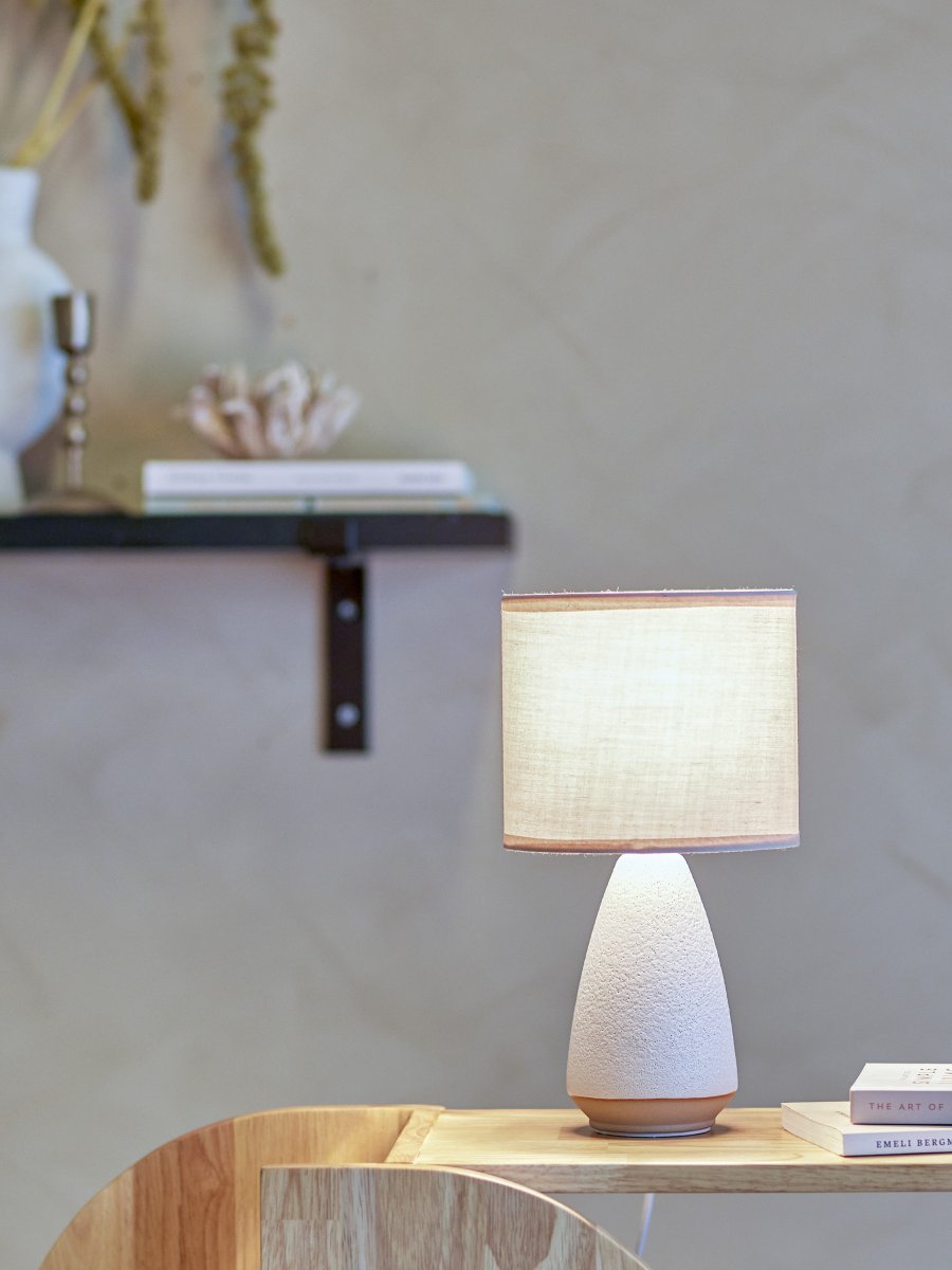 Paprica 28cm Hvit bordlampe Fra Bloomingville - Perfekt &aring; plassere i en bokhylle, p&aring; en hylle eller som en liten nattlampe ved sengen &ndash; en dekorativ detalj som sprer et behagelig lys og mye personlighet til tross for sin lille st&oslash;rrelse.