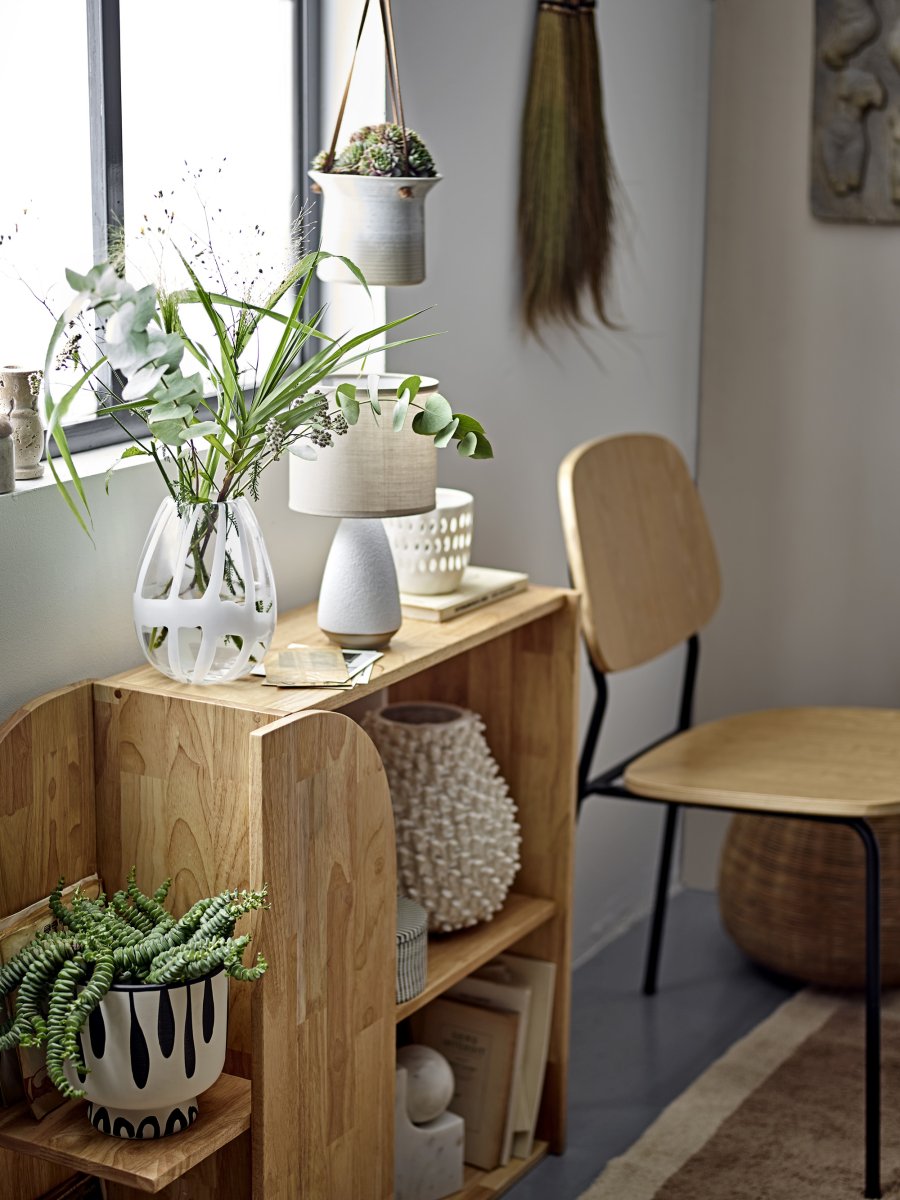 Paprica 28cm Hvit bordlampe Fra Bloomingville - Perfekt &aring; plassere i en bokhylle, p&aring; en hylle eller som en liten nattlampe ved sengen &ndash; en dekorativ detalj som sprer et behagelig lys og mye personlighet til tross for sin lille st&oslash;rrelse.