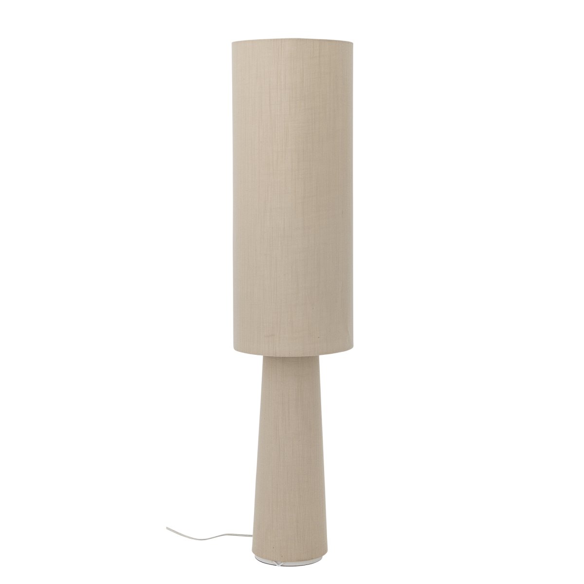 Emmie Natur gulvlampe Fra Bloomingville - Lampen har et enkelt og naturlig design, med b&aring;de lampeskjerm og base i vakkert linstoff, noe som gir en rustikk og koselig f&oslash;lelse.