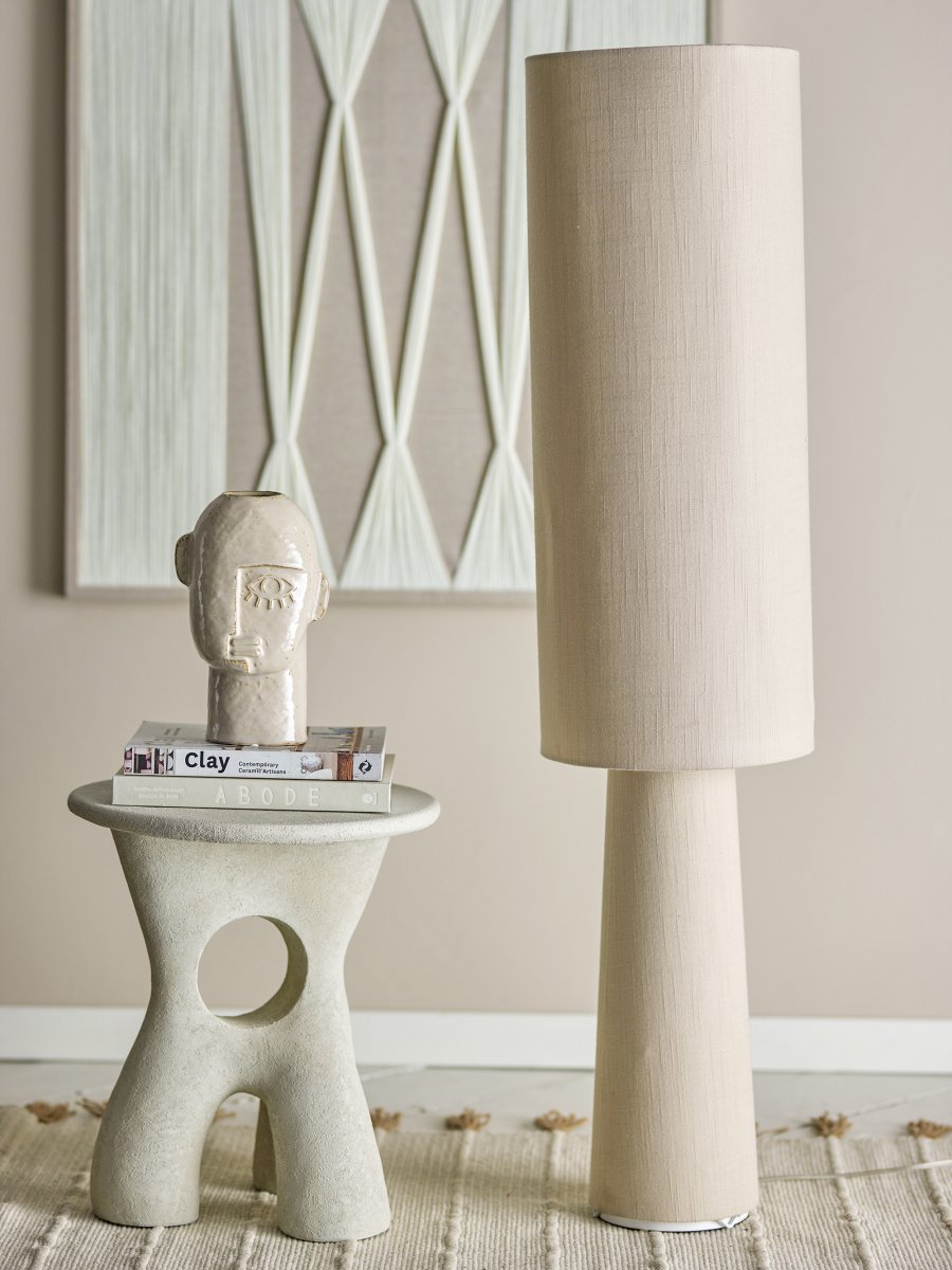 Emmie Natur gulvlampe Fra Bloomingville - Lampen har et enkelt og naturlig design, med b&aring;de lampeskjerm og base i vakkert linstoff, noe som gir en rustikk og koselig f&oslash;lelse.