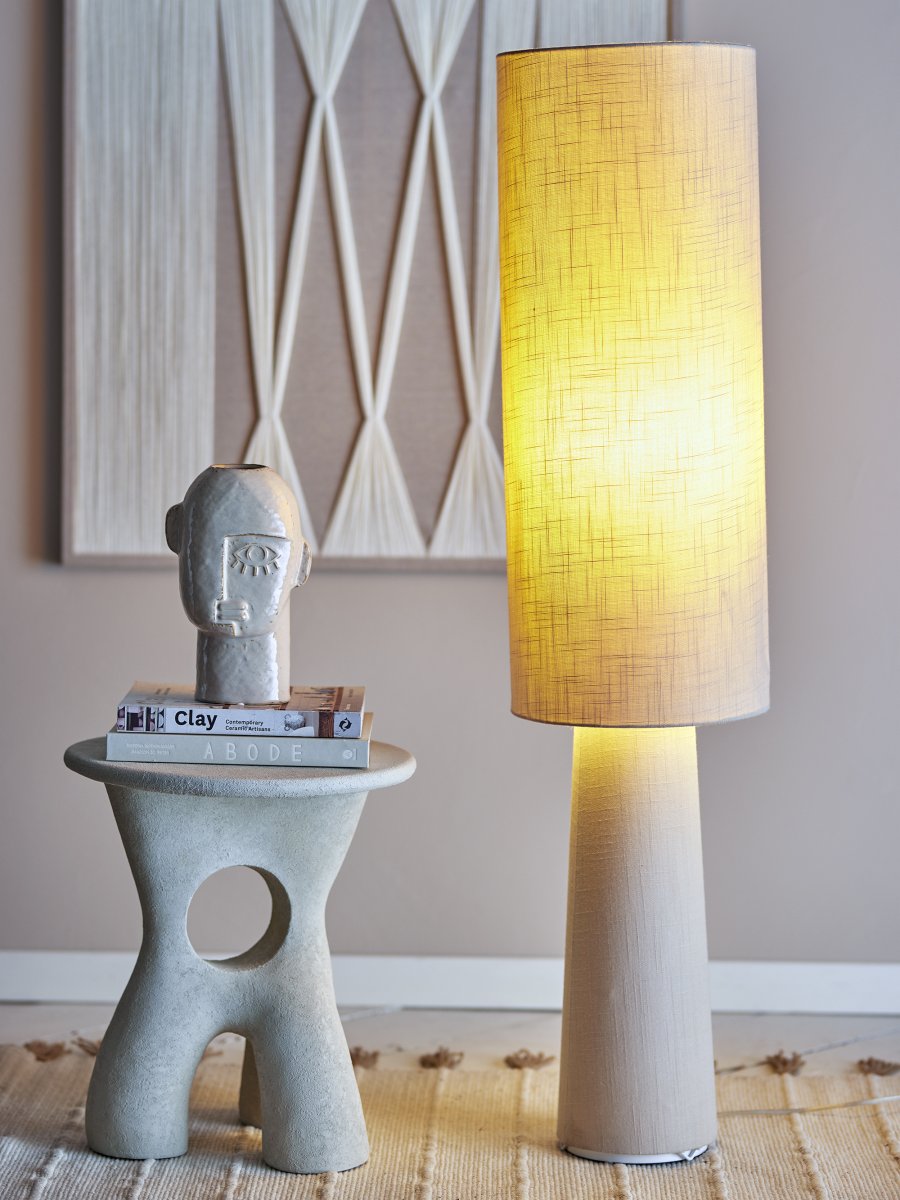 Emmie Natur gulvlampe Fra Bloomingville - Lampen har et enkelt og naturlig design, med b&aring;de lampeskjerm og base i vakkert linstoff, noe som gir en rustikk og koselig f&oslash;lelse.