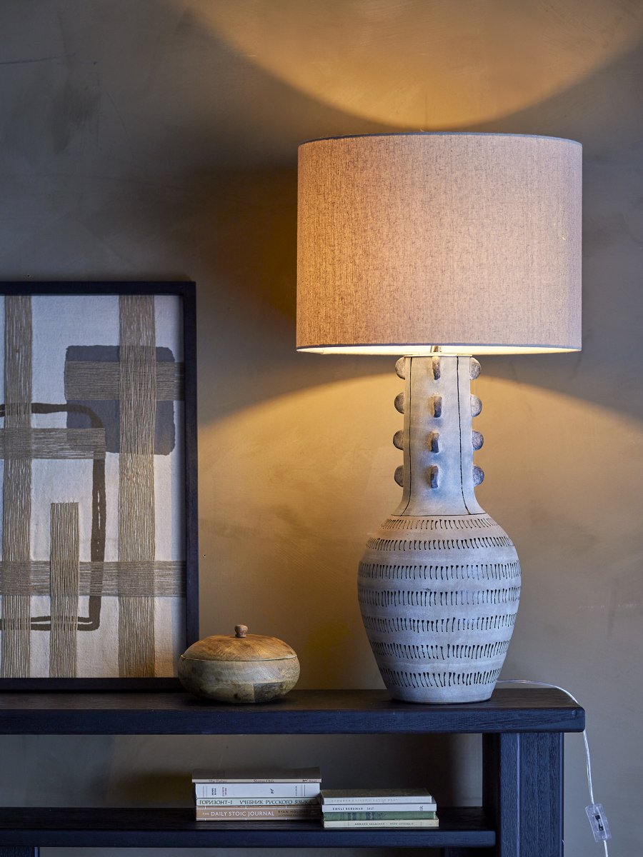 Gadiela Blå gulvlampe Fra Bloomingville - De graverte grafiske detaljene gir lampen et skulpturelt og kunstnerisk uttrykk, noe som gj&oslash;r den til et perfekt blikkfang &ndash; uansett om du plasserer den i stuen eller i et hj&oslash;rne av soverommet.