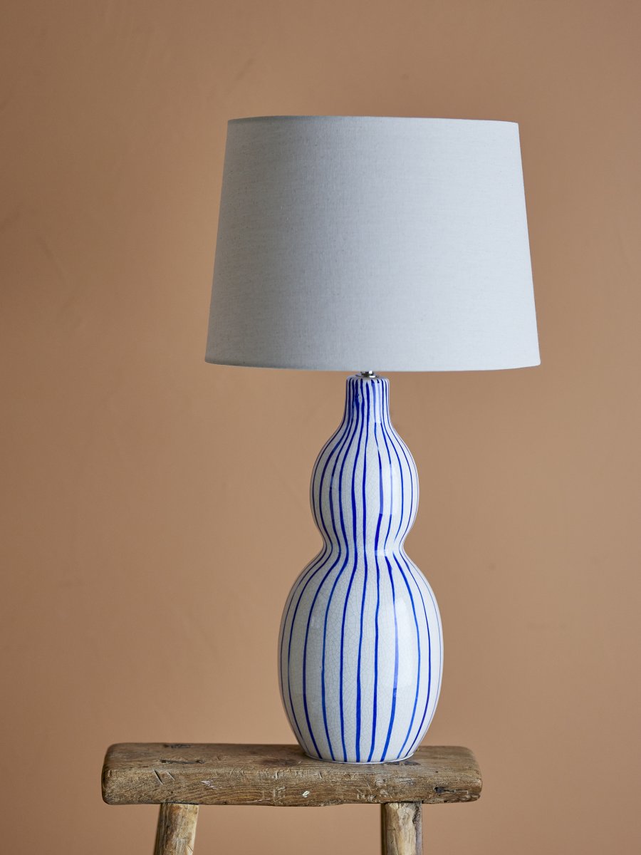 Gavisa 68cm Blå bordlampe Fra Bloomingville - Gavisa-bordlampen er en stilig og unik interi&oslash;rdetalj som gir b&aring;de karakter og stil til hjemmet ditt.
