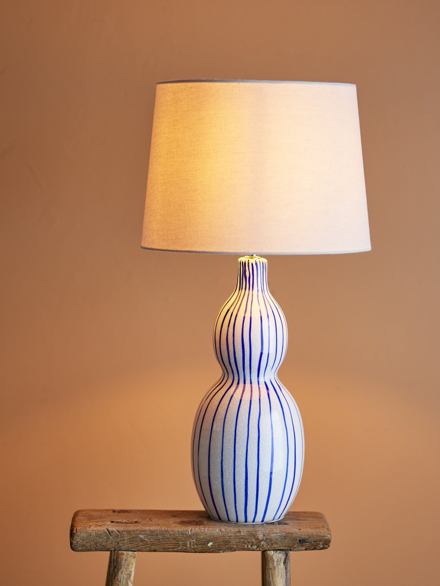 Gavisa 68cm Blå bordlampe Fra Bloomingville - Gavisa-bordlampen er en stilig og unik interi&oslash;rdetalj som gir b&aring;de karakter og stil til hjemmet ditt.