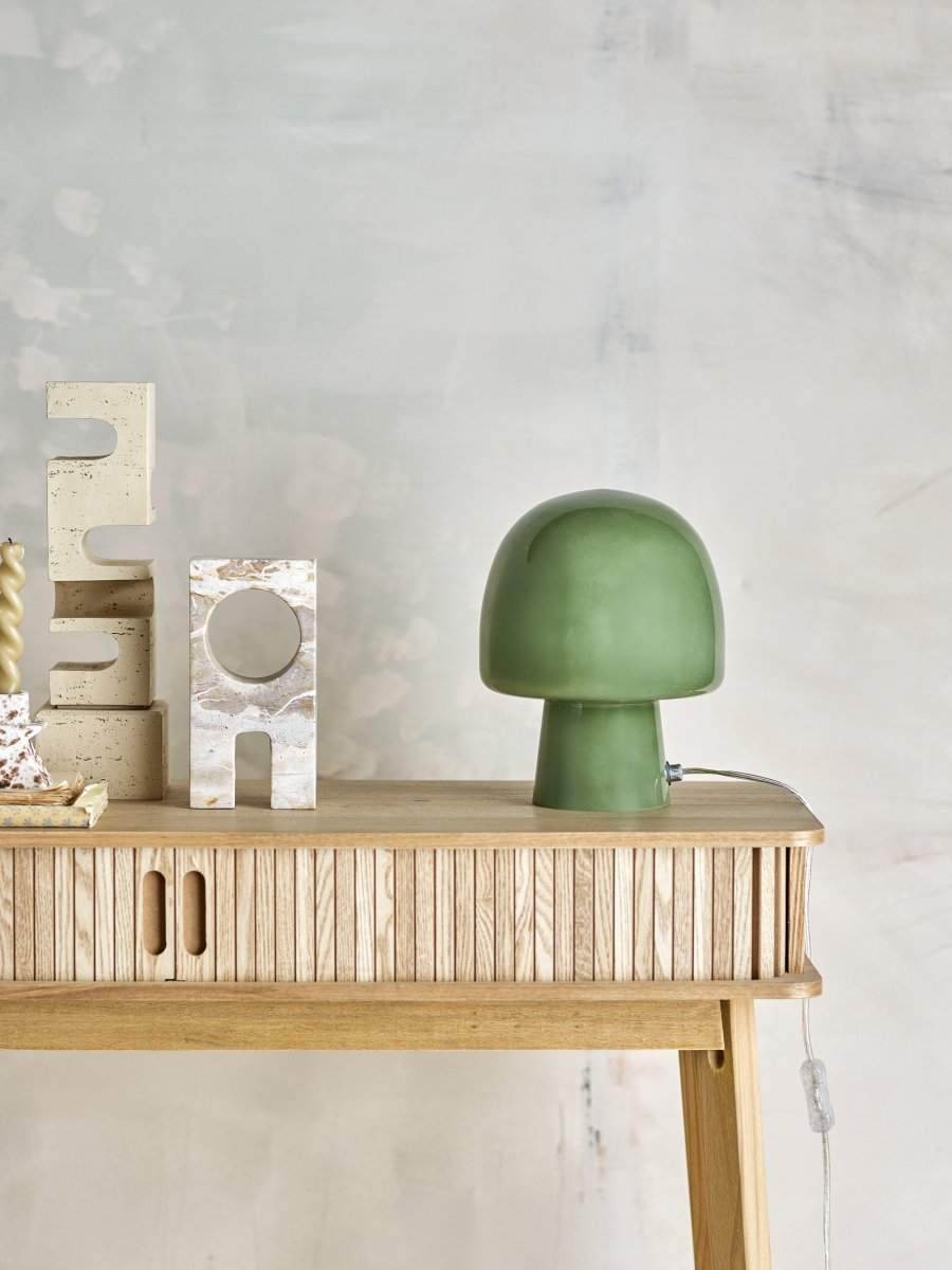 Paddy 26cm Grønn bordlampe Fra Bloomingville - Hver lampe er unikt laget, noe som betyr at sm&aring; variasjoner i farge og form kan forekomme &ndash; og det er nettopp det som gj&oslash;r Paddy s&aring; spesiell.