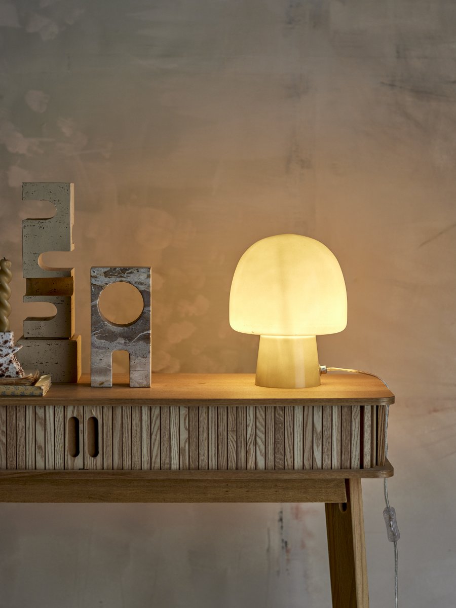 Paddy 26cm Grønn bordlampe Fra Bloomingville - Hver lampe er unikt laget, noe som betyr at sm&aring; variasjoner i farge og form kan forekomme &ndash; og det er nettopp det som gj&oslash;r Paddy s&aring; spesiell.