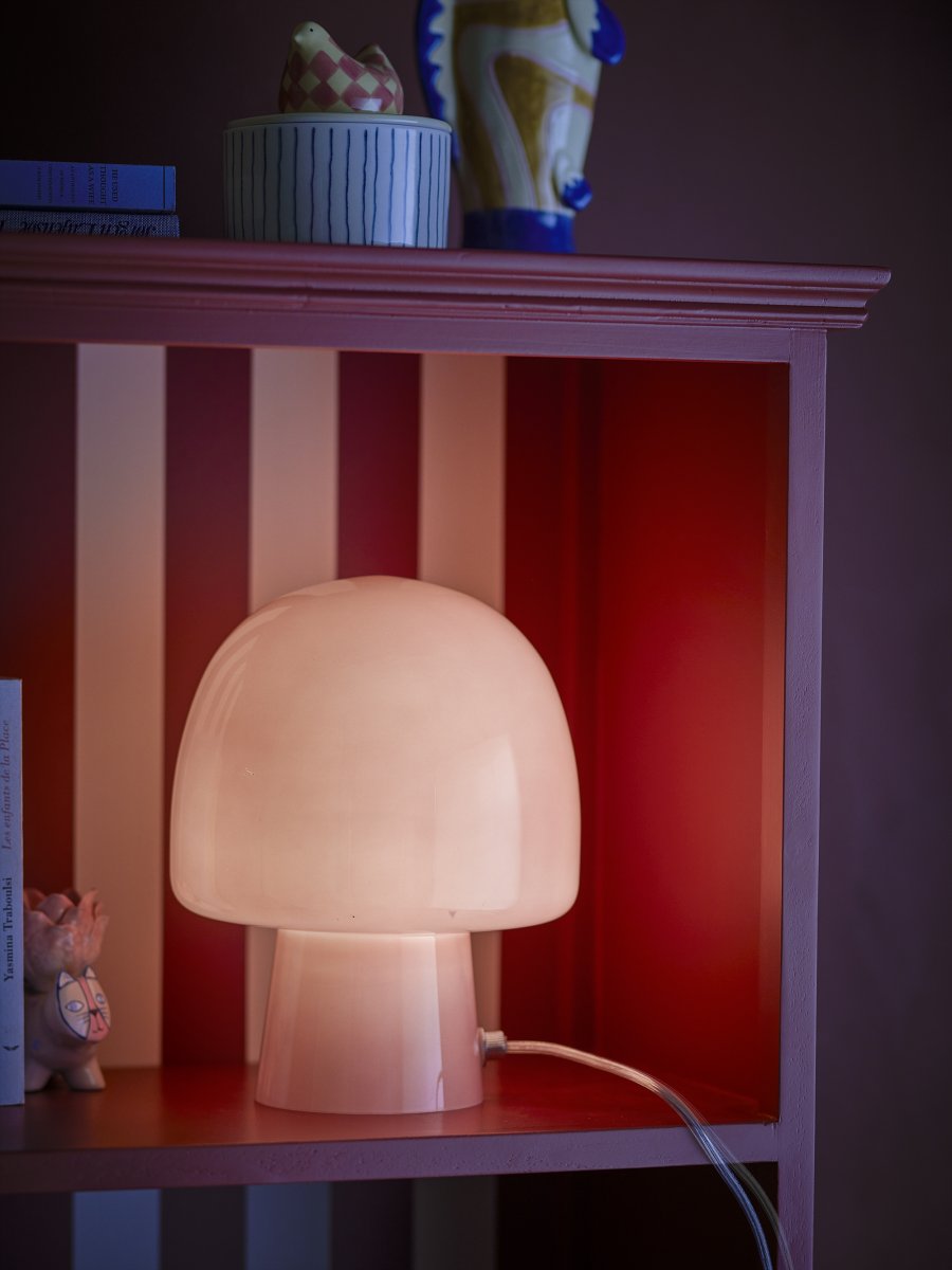 Paddy 26cm Rosa bordlampe Fra Bloomingville - Hver lampe er unikt laget, noe som betyr at sm&aring; variasjoner i farge og form kan forekomme &ndash; og det er nettopp det som gj&oslash;r Paddy s&aring; spesiell.