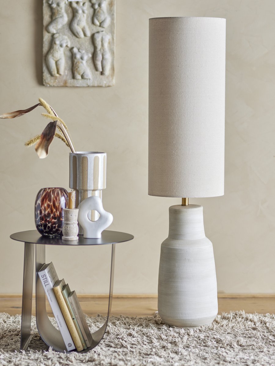 Linetta Naturhvit gulvlampe Fra Bloomingville - Lampen sprer et behagelig lys og er perfekt for &aring; lyse opp m&oslash;rke hj&oslash;rner i stuen, soverommet eller gangen.