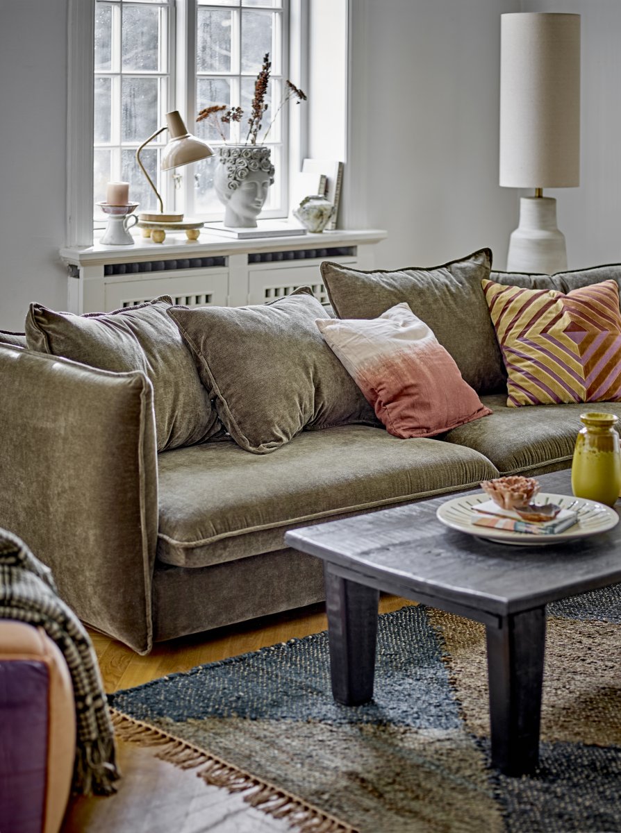 Linetta Naturhvit gulvlampe Fra Bloomingville - Lampen sprer et behagelig lys og er perfekt for &aring; lyse opp m&oslash;rke hj&oslash;rner i stuen, soverommet eller gangen.