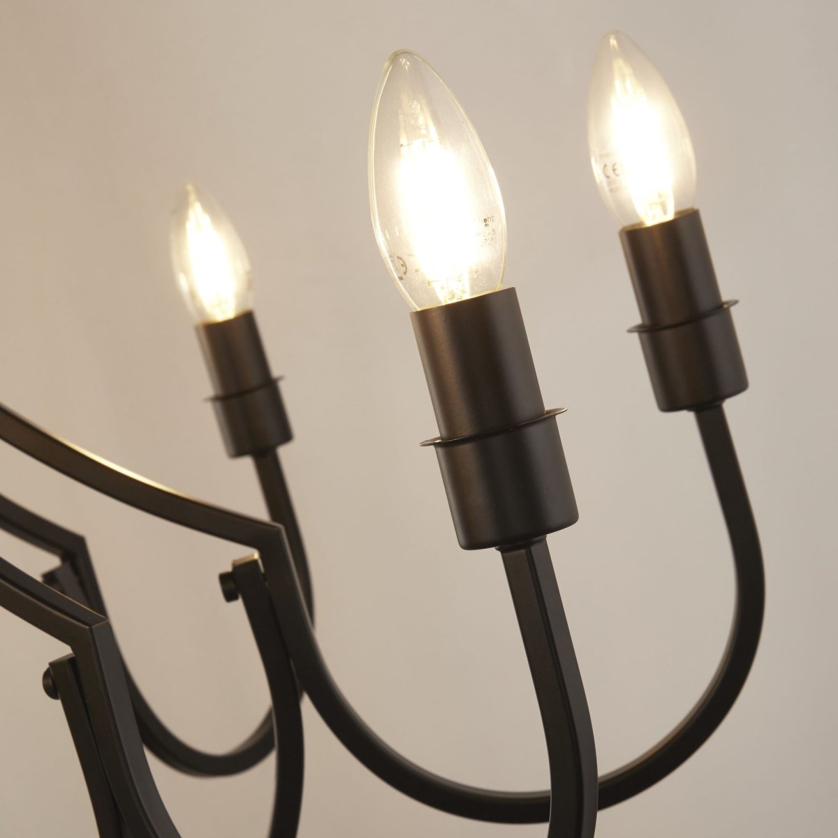 Lodge Ø75 Svart Taklampe Fra Searchlight - Den mattsvarte finishen i slitesterkt stål passer like godt i moderne som i mer klassiske hjem – en allsidig lampe som virkelig løfter rommet.