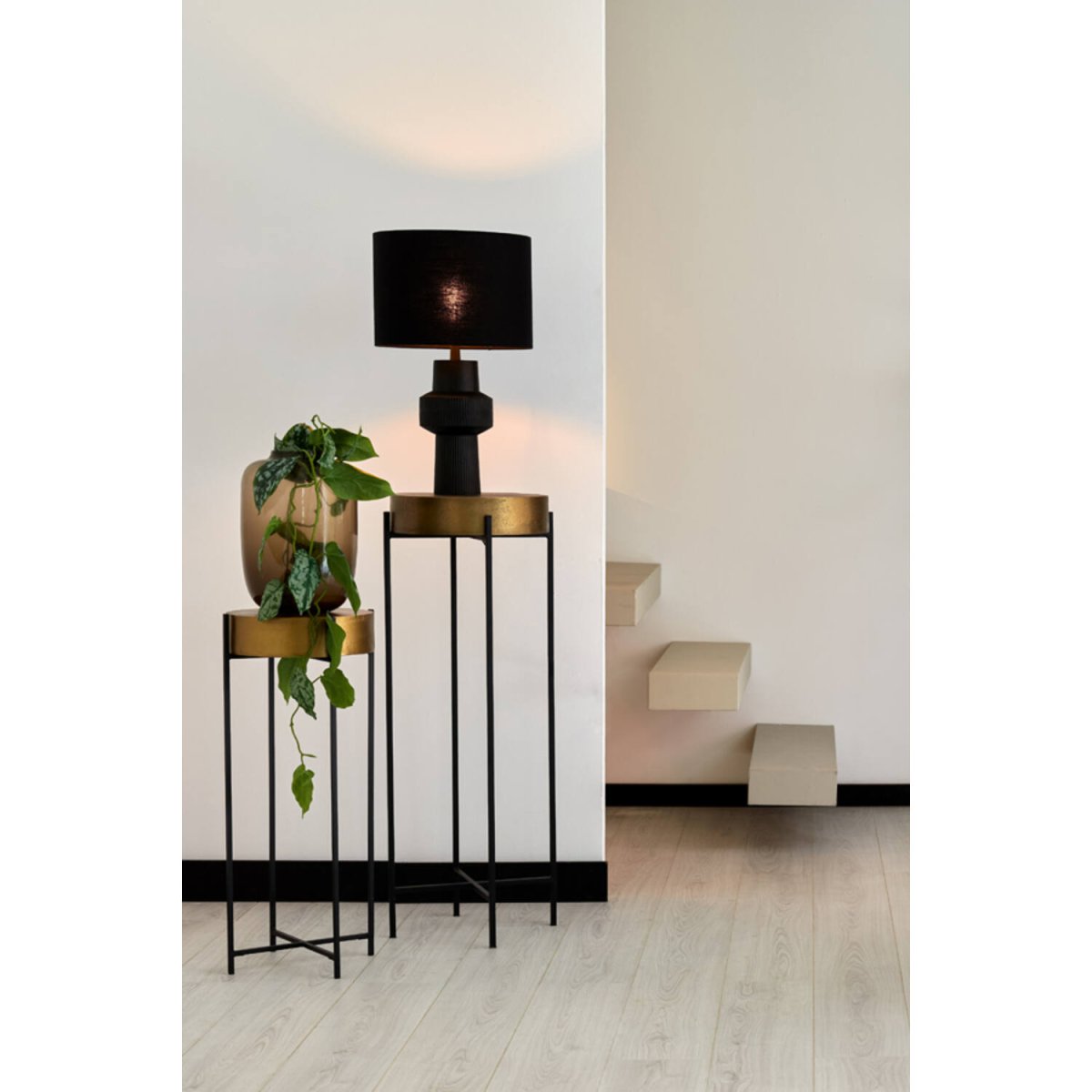 Briska 33cm Svart lampefot Fra Light & Living - Laget av matt svart metall med en stilig, ribbet struktur, kombinerer denne lampefoten industriell karakter med sofistikert design.