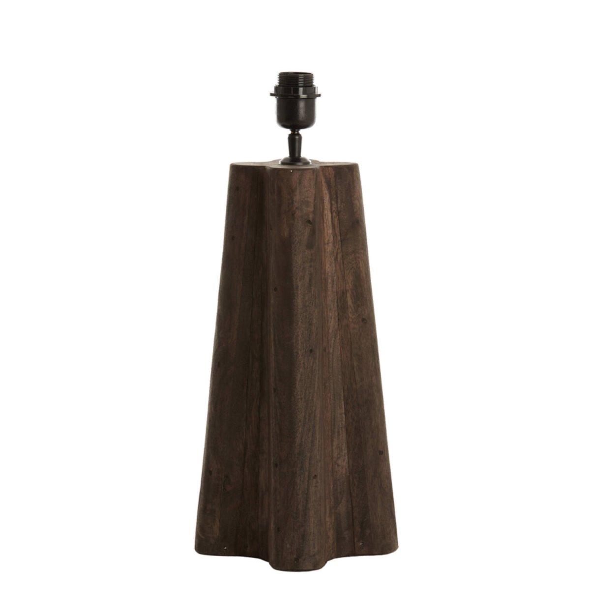 Navelli 40cm Tre lampefot Fra Light & Living - Dens robuste og geometriske design skaper en harmonisk balanse mellom tradisjonelt og moderne, noe som gjør den til et perfekt tillegg til både skandinavisk og landlig interiør.