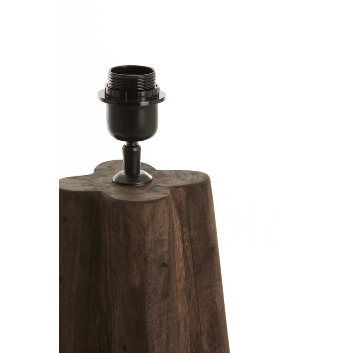 Navelli 40cm Tre lampefot Fra Light & Living - Dens robuste og geometriske design skaper en harmonisk balanse mellom tradisjonelt og moderne, noe som gjør den til et perfekt tillegg til både skandinavisk og landlig interiør.