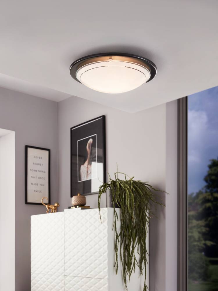 Planet Ø30 Svart plafond Fra Eglo - Med sin minimalistiske design passer den inn i ethvert rom og gir et klart og behagelig lys.