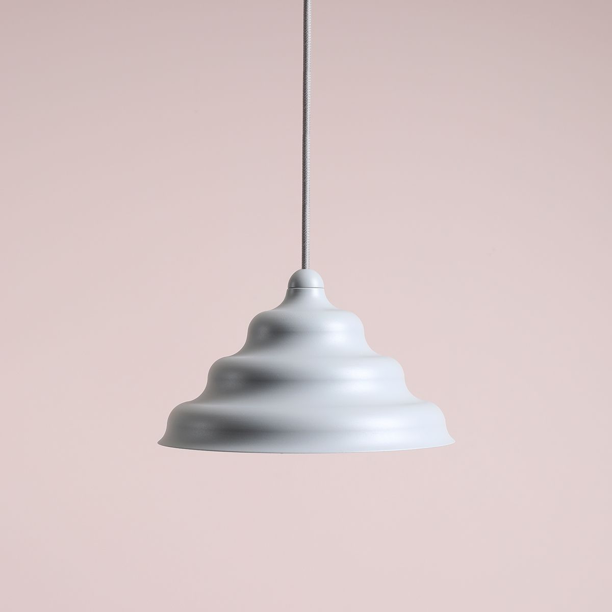 Wave Ø23 Blå Taklampe Fra Artera - Den forvitrede skjermen av metall i en matt grå bl&aring; farge gir en fin spredning av lys nedover, noe som gjør den perfekt å henge over spisebordet eller kjøkkenet.