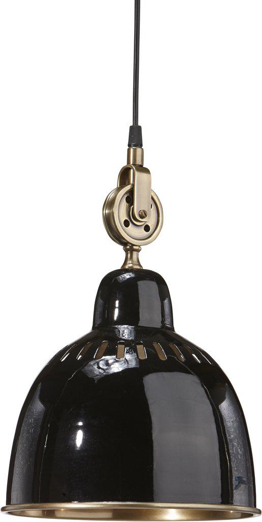 Cleveland Ø23 Svart Taklampe Fra PR Home - Den skinnende svarte metallskjermen er kombinert med detaljer i messingfinish for en elegant kontrast.