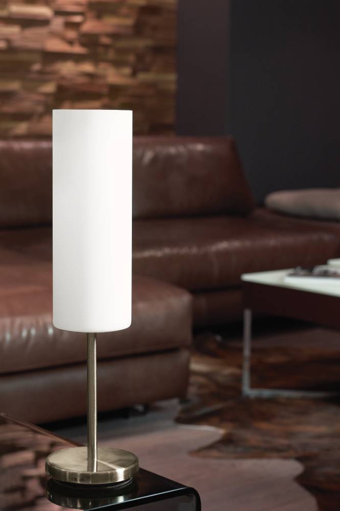 Troy 46cm Hvit bordlampe Fra Eglo - Med sin hvite nyanse sprer den et mykt og behagelig lys, perfekt for &aring; skape en rolig og innbydende atmosf&aelig;re i gangen, stuen eller soverommet.