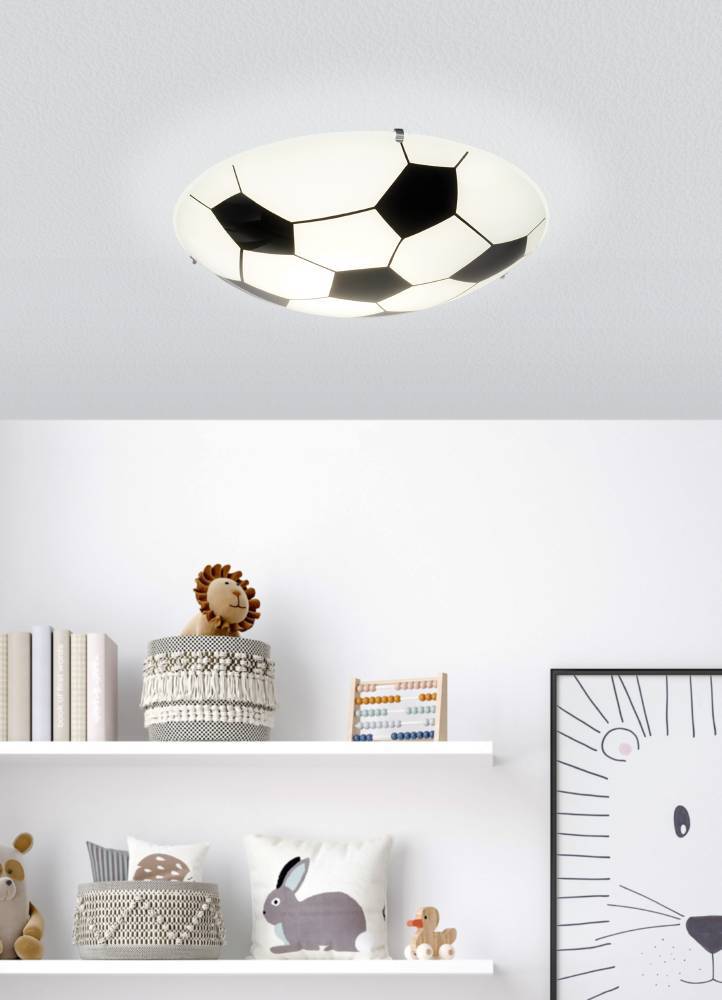 Junior 1 Hvit barnelampe Fra Eglo - Denne lampen er designet som en fotball, noe som gjør den perfekt for sportsentusiaster, spesielt for barnerom eller steder med sportstema.
