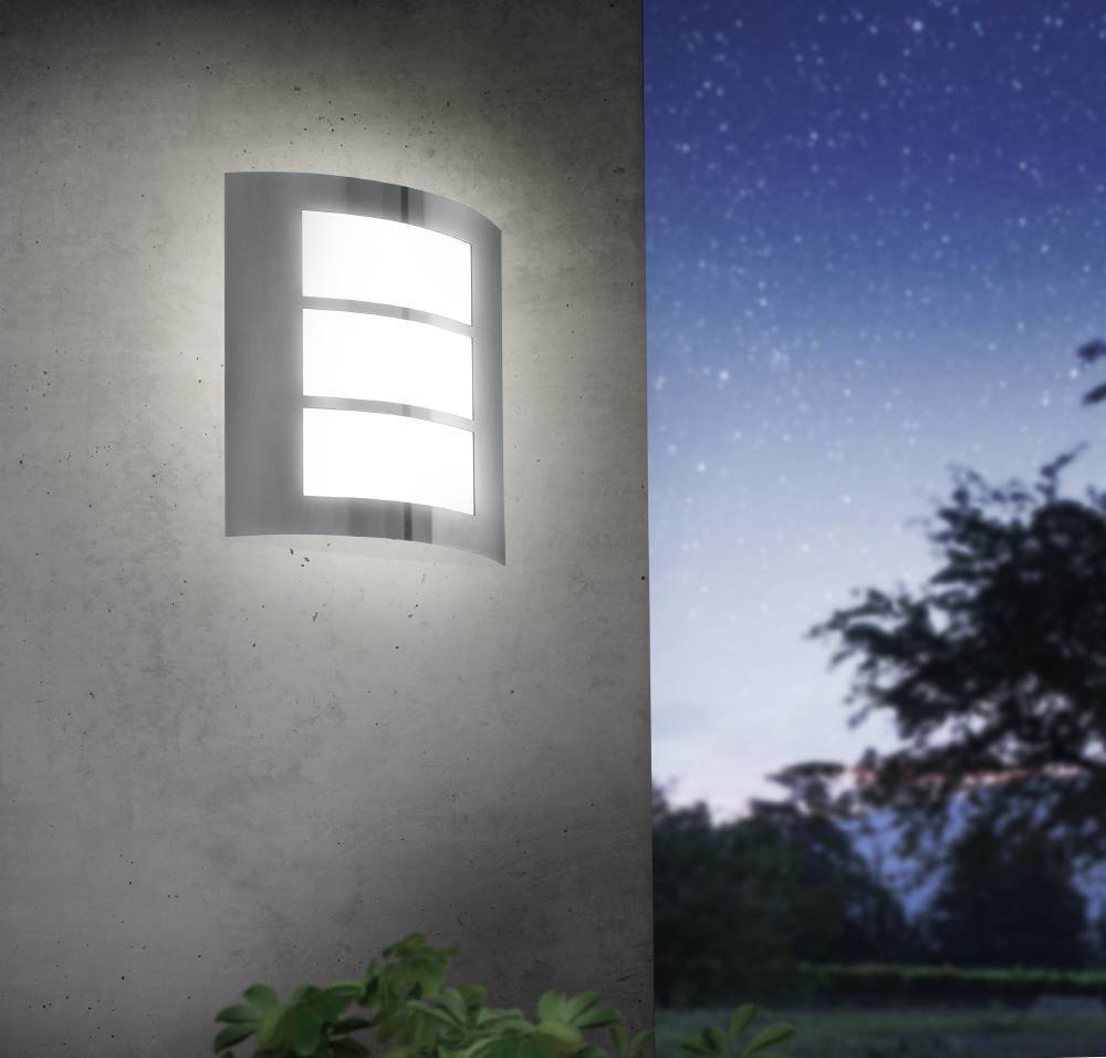 City Rustfritt stål utendørslampe Fra Eglo - Med sitt buede design og frostede glass sprer lampen et mykt og jevnt lys, perfekt for entréen, gangen eller uteplassen.