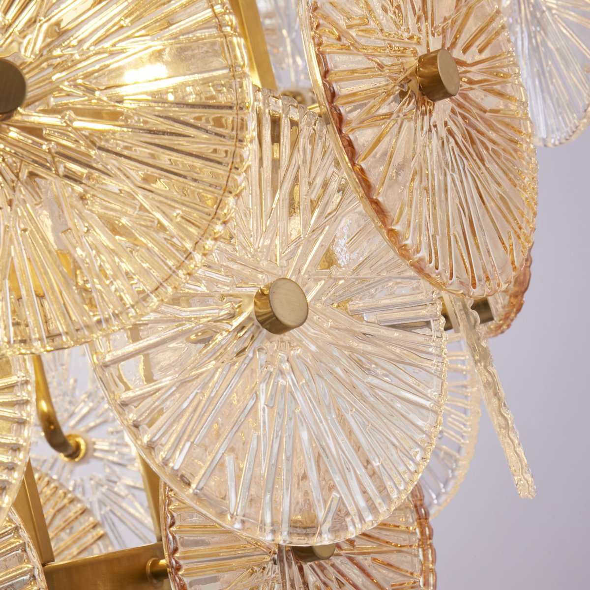 Wagon Wheel Ø64 Bronse Taklampe Fra Searchlight - Med sitt elegante design passer lampen lett inn i et moderne interiør, og takket være den justerbare høyden kan du enkelt tilpasse den til både rom og behov.