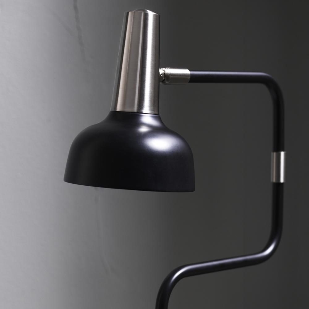 Ray Svart gulvlampe Fra CO Bankeryd - Ray gulvlampen har et moderne uttrykk og er ideell for en koselig lesestund.