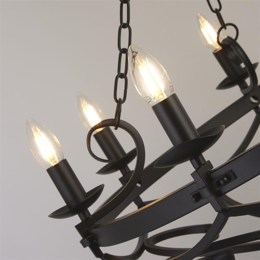 Cartwheel Ø80 Svart Taklampe Fra Searchlight - Cartwheel er en rustikk lysekrone med &aring;tte lysholdere i klassisk kandelaberstil i matt svart for et moderne uttrykk.