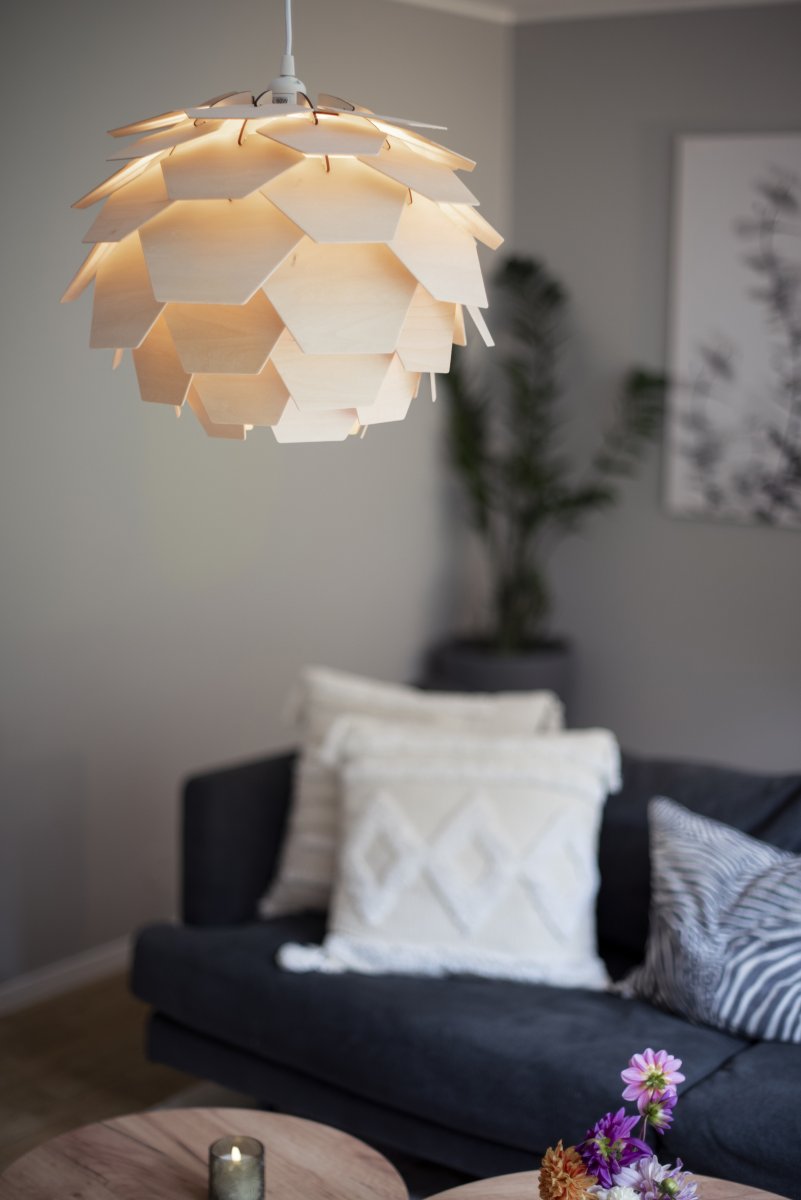 Carpatica Ø40 Natur Taklampe Fra Aneta Lighting - Takkoppen er i hvit plast for krokoppheng og med rekkeklemme.