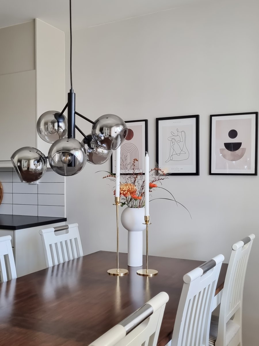 Atom Ø48 Røykfarget Taklampe Fra Aneta Lighting - Atom er et moderne anheng med elegant design av svartlakkert metall.