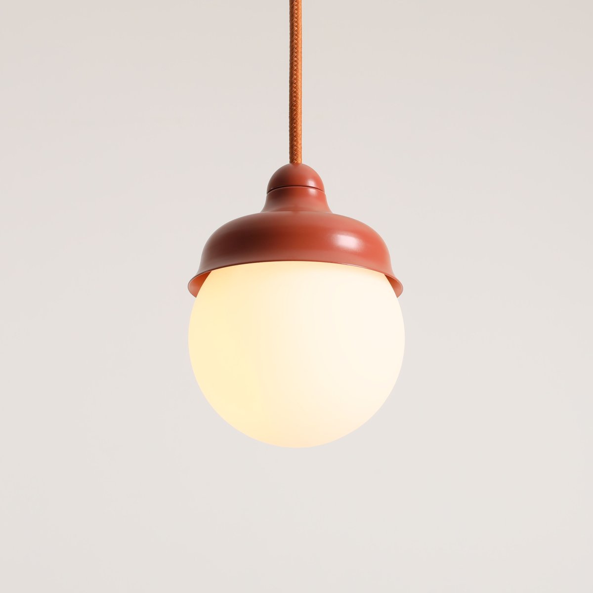 Wave Ø17 Oransje Taklampe Fra Artera - Wave er et moderne anheng med retrodesign laget av metall og opalt glass.