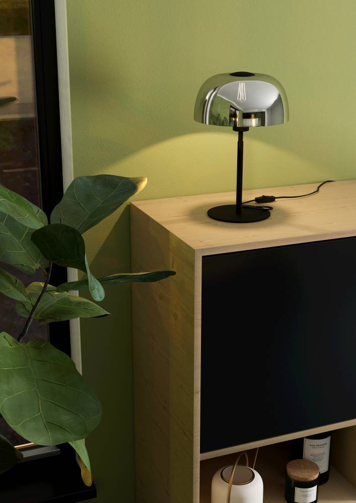 Solo 40cm Svart bordlampe Fra Eglo - Den gjennomsiktige skjermen gj&oslash;r at lyskilden kan sees og skaper stemningsfull belysning som passer perfekt i b&aring;de stue og soverom.