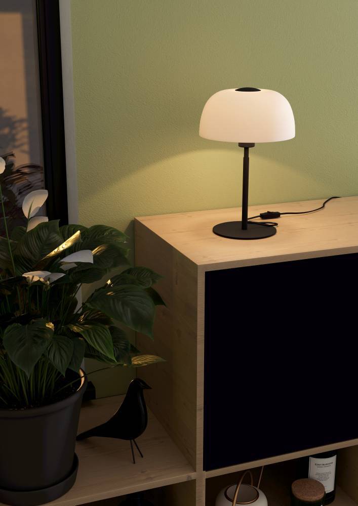 Solo 40cm Svart bordlampe Fra Eglo - Den hvite skjermen bidrar til en myk lysspredning og skaper stemningsfull belysning som passer perfekt i b&aring;de stue og soverom.