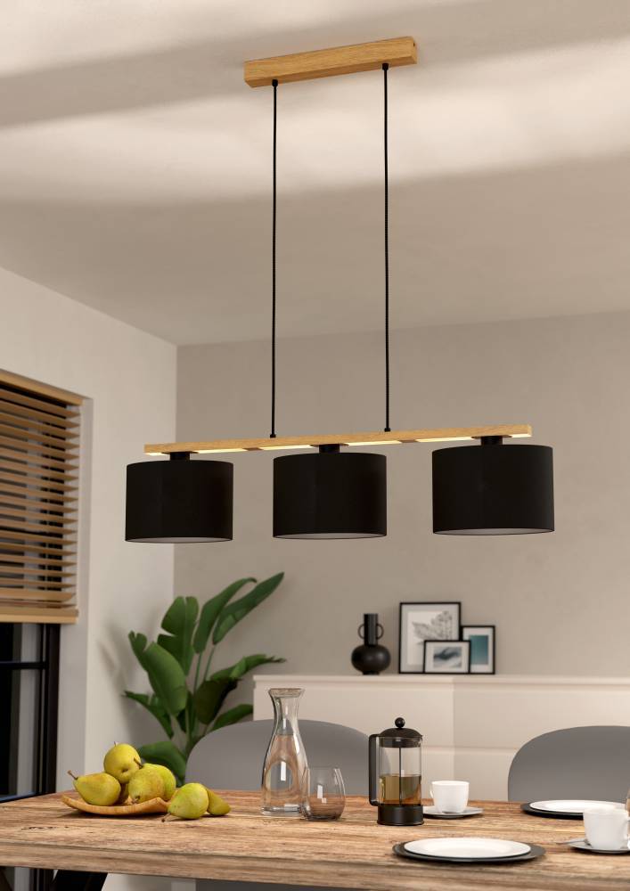 Castralvo 97cm Natur Taklampe Fra Eglo - Denne pendellampen kombinerer tre sorte lampeskjermer med en base i lyst tre, og skaper en harmonisk og moderne følelse.
