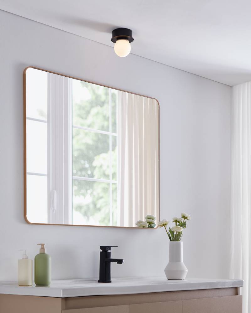 Mosiano Ø11 Svart baderomslampe Fra Eglo - Med sin myke, runde glasskuppel og sorte metallbase skaper den et varmt og innbydende lys, perfekt for mindre rom som ganger eller bad.