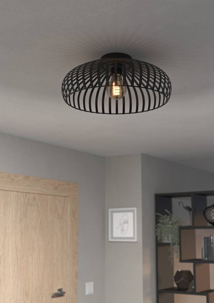 Mogano Ø43 Svart plafond Fra Eglo - Denne stilige taklampen i svart metall med et løst riflet mønster gir rommet ditt et moderne og luftig preg.