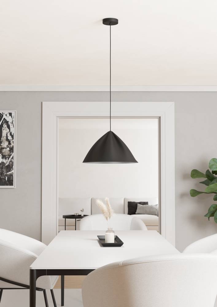 Podere Ø43 Svart Taklampe Fra Eglo - Denne pendellampen i en moderne, svart farge tilbyr et enkelt, men elegant design som passer perfekt i moderne og skandinaviske hjem.