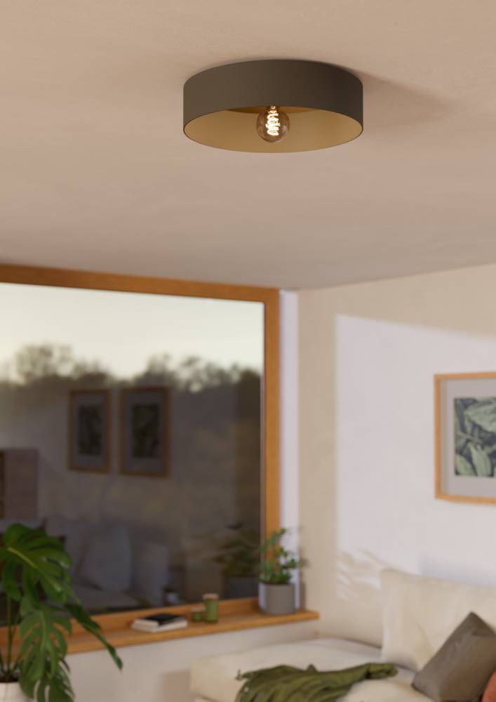 Duaia Ø42 Umber plafond Fra Eglo - elegant inntrykk, og det gullfargede interi&oslash;ret reflekterer lyset p&aring; en myk og varm m&aring;te.