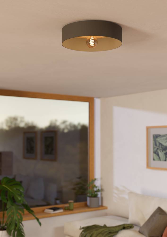 Duaia Ø42 Umber plafond Fra Eglo - elegant inntrykk, og det gullfargede interi&oslash;ret reflekterer lyset p&aring; en myk og varm m&aring;te.