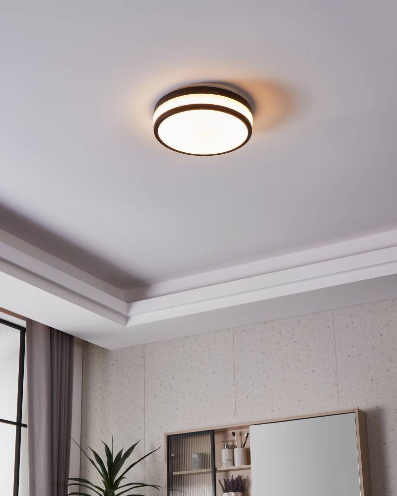 Led Palermo Ø30 Svart baderomslampe Fra Eglo - Den sorte kanten gir taket en elegant og diskret følelse, samtidig som den bidrar til å spre et jevnt og behagelig lys i rommet.