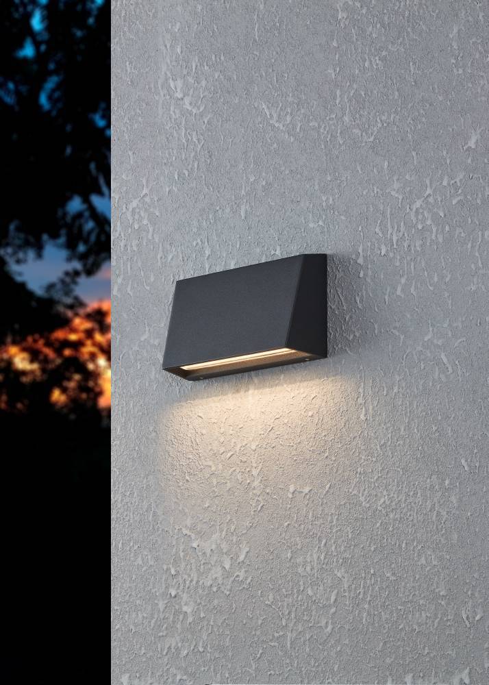Spongano Svart utendørslampe Fra Eglo - Produktet er egnet for utendørs bruk takket være IP65-klassifiseringen, som gir beskyttelse mot vannstråler og støv.