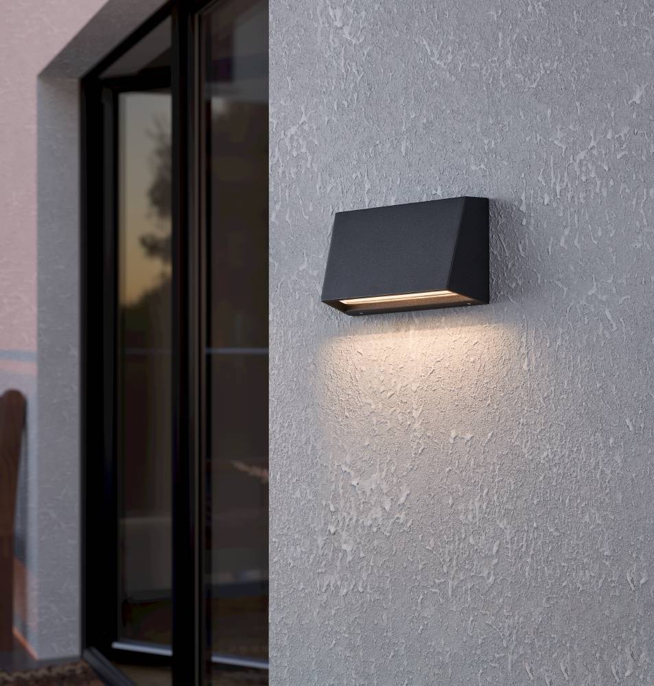 Spongano Svart utendørslampe Fra Eglo - Produktet er egnet for utendørs bruk takket være IP65-klassifiseringen, som gir beskyttelse mot vannstråler og støv.