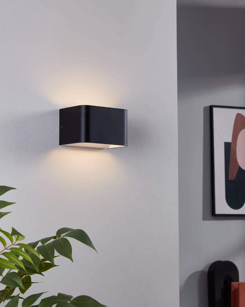 Sania 13cm Svart vegglampe Fra Eglo - Denne moderne vegglampen i svart finish tilbyr et minimalistisk og stilig design som passer perfekt i de fleste interi&oslash;rstiler.