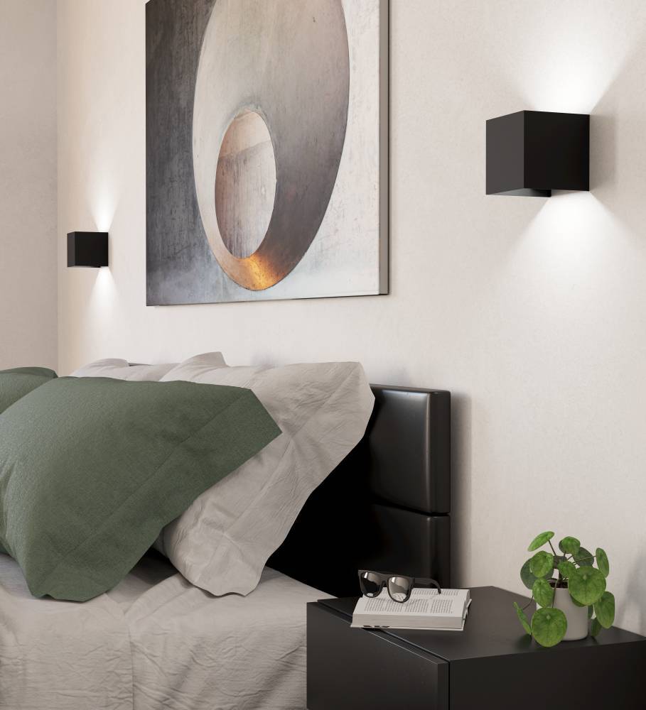 Valmontone 10cm Svart vegglampe Fra Eglo - Den varme gløden som spres fra både oppadgående og nedadgående lysstråler gir en harmonisk og myk belysning.