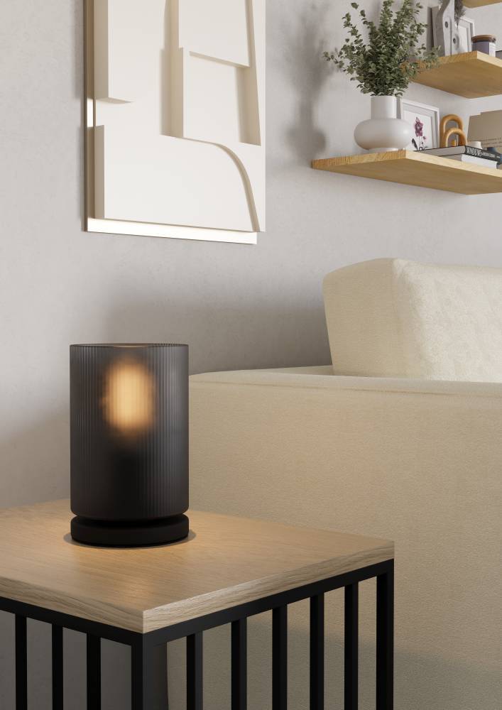 Colomera 20cm Svart bordlampe Fra Eglo - Det minimalistiske utseendet og den sofistikerte fargetonen gjør denne lampen til en tidløs interiørdetalj som passer i ethvert miljø.