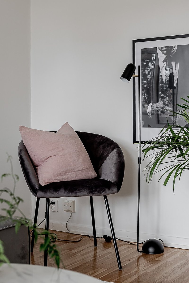 Swan Svart gulvlampe Fra Globen Lighting - Swan er en elegant funksjonell lampe som med sitt myke design minner om en vakker svane.