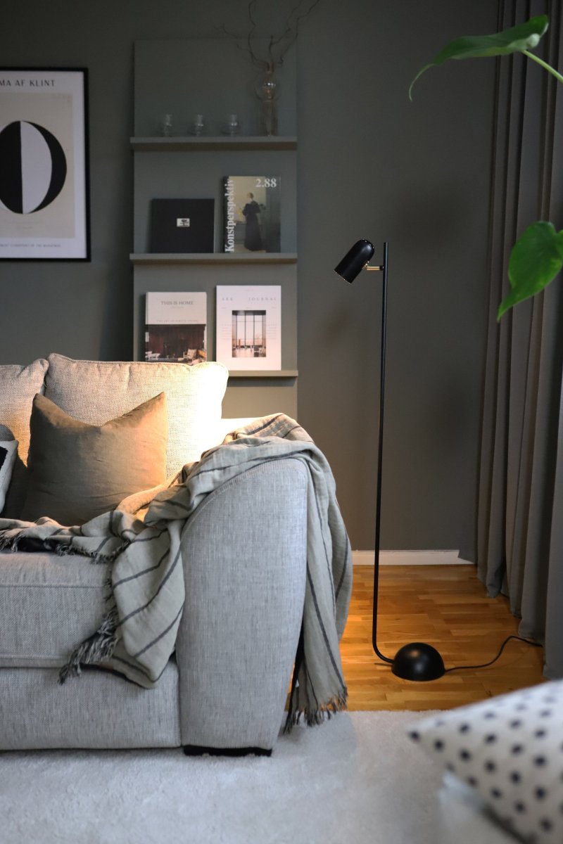 Swan Svart gulvlampe Fra Globen Lighting - Swan er en elegant funksjonell lampe som med sitt myke design minner om en vakker svane.