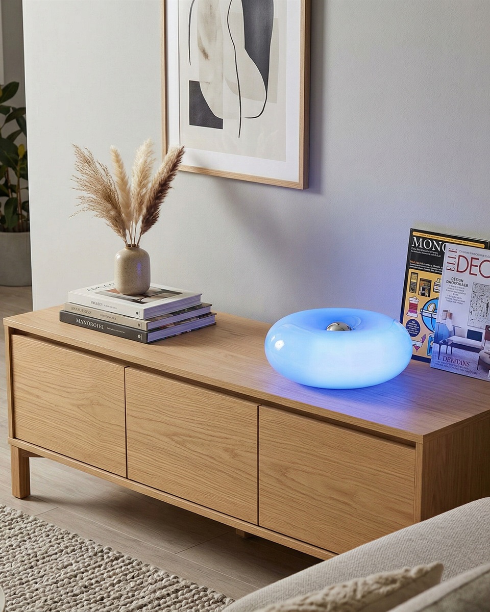 Basile 10cm Blå bordlampe Fra Eglo - Basile er en dekorativ lampe i blått glass med sølvdetaljer og en rund, myk form.