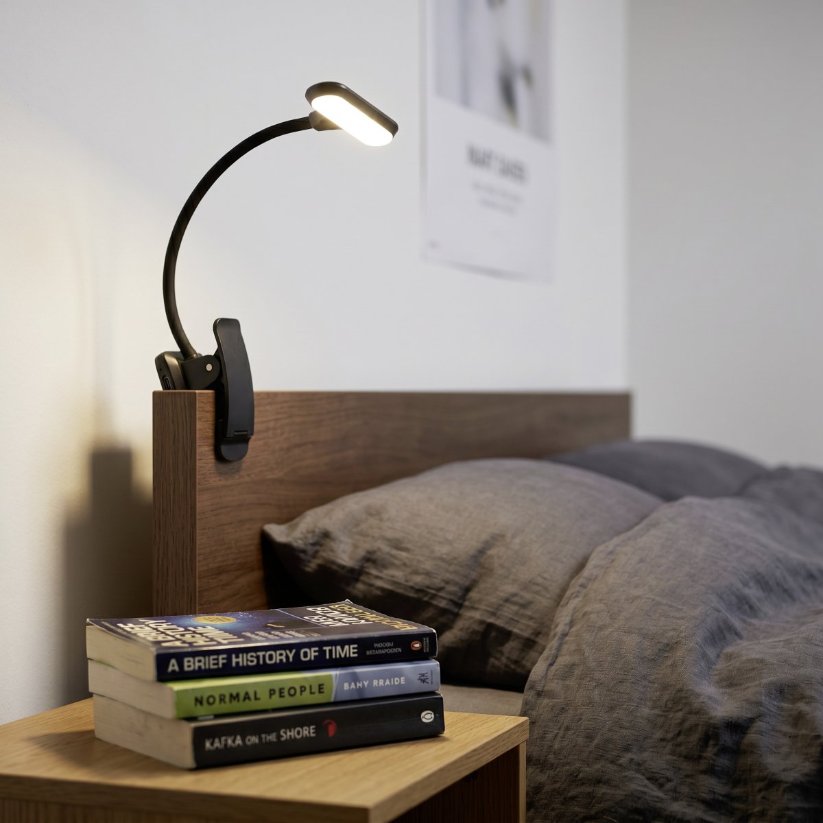 Yamenzi Svart bærbar Fra Eglo - Yamenzi er en praktisk og fleksibel LED-lampe med en klemme som gjør den enkel å plassere på for eksempel et skrivebord, en sengegavl eller en hylle.