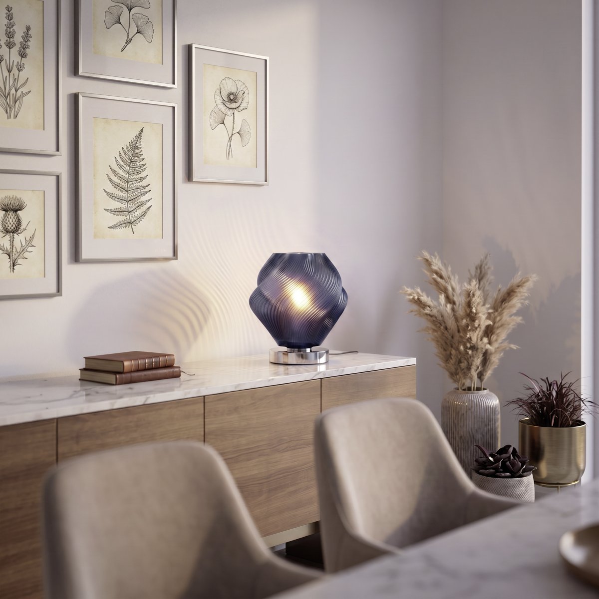 Vicenne 23cm Blå bordlampe Fra Eglo - Vicenne er en dekorativ taklampe i blått glass med kromfargede detaljer.